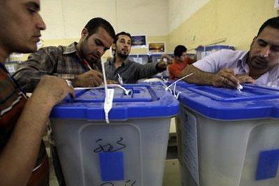 Iraqi&nbsp;employees&nbsp;of&nbsp;the&nbsp;electoral&nbsp;counting&nbsp;and&nbsp;sorting&nbsp;center&nbsp;register&nbsp;more&nbsp;votes&nbsp;in&nbsp;Baghdad.&nbsp;(AFP/Ali&nbsp;al-Saadi)