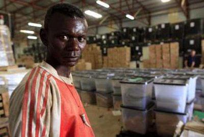 A&nbsp;Sudanese&nbsp;worker&nbsp;from&nbsp;the&nbsp;National&nbsp;Elections&nbsp;Commission&nbsp;(NEC)&nbsp;looks&nbsp;on&nbsp;at&nbsp;the&nbsp;central&nbsp;NEC&nbsp;ballot&nbsp;distribution&nbsp;center&nbsp;of&nbsp;Khartoum&nbsp;April&nbsp;8,&nbsp;2010.&nbsp;REUTERS/Ahmed&nbsp;Jadallah