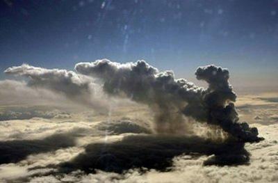 Smoke&nbsp;billows&nbsp;from&nbsp;an&nbsp;erupting&nbsp;volcano&nbsp;at&nbsp;the&nbsp;Eyjafjallajokull&nbsp;glacier&nbsp;near&nbsp;Reykjavik.&nbsp;(AFP/Icelandic&nbsp;Coast&nbsp;Guard)