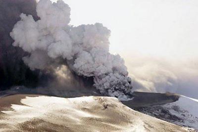 This&nbsp;aerial&nbsp;view&nbsp;shows&nbsp;the&nbsp;Eyjafjallajokull&nbsp;volcano&nbsp;billowing&nbsp;smoke&nbsp;and&nbsp;ash&nbsp;during&nbsp;an&nbsp;eruption.&nbsp;(AFP/Halldor&nbsp;Kolbeins)