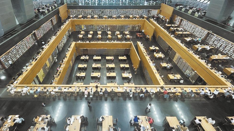 图书馆里品书香 假期阅读氛围浓