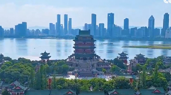 江西南昌：碧空如洗引客来 城市地标迎来打卡热潮