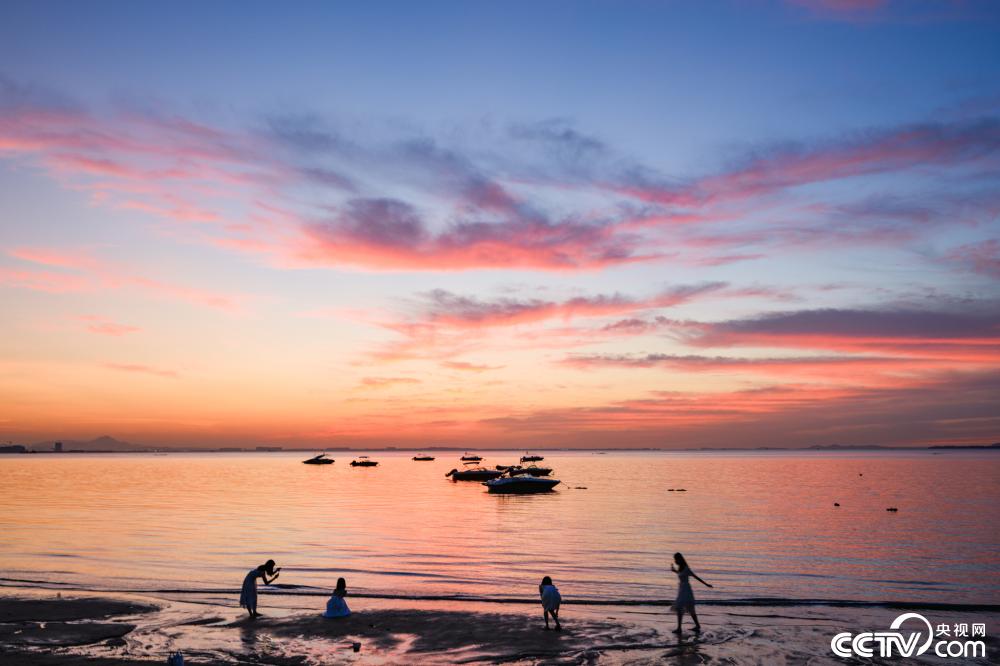 厦门日出霞光映照观音山海滩