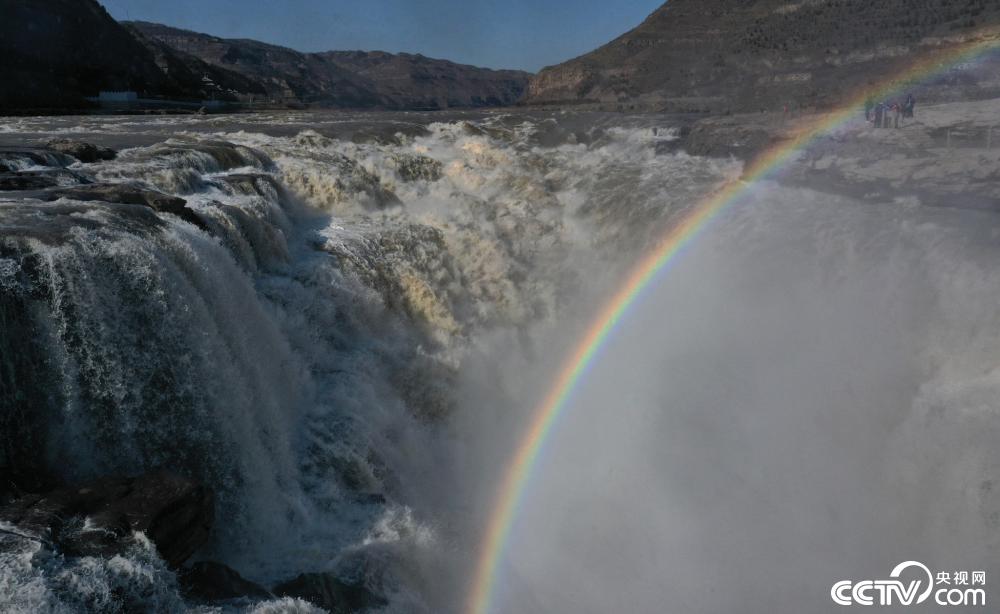 山西临汾黄河壶口瀑布现彩虹桥美景