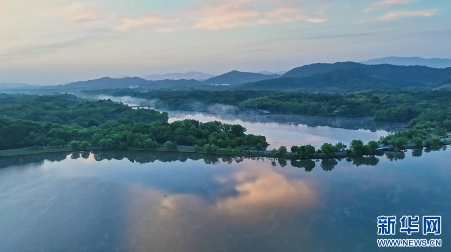 安徽池州:平湖静如练 青山落"镜"中