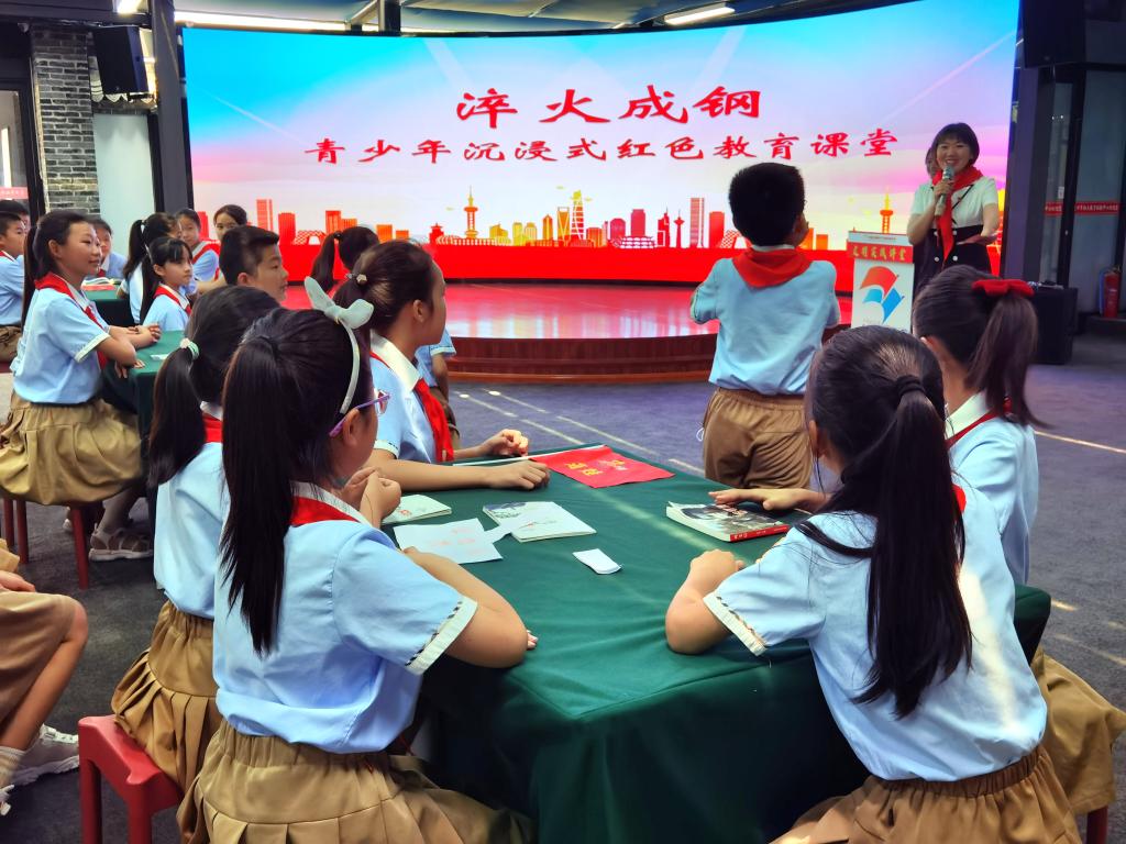 河东区推出《淬火成钢》沉浸式红色教育课堂，吸引了不少学生前来体验学习。新华社记者杨文摄  