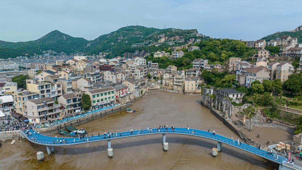 E China's town draws tourists during May Day holiday