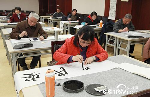 4月1日下午，浙江电大老年学员开展“国安教育”专题书法课，现场书写国安相关内容。