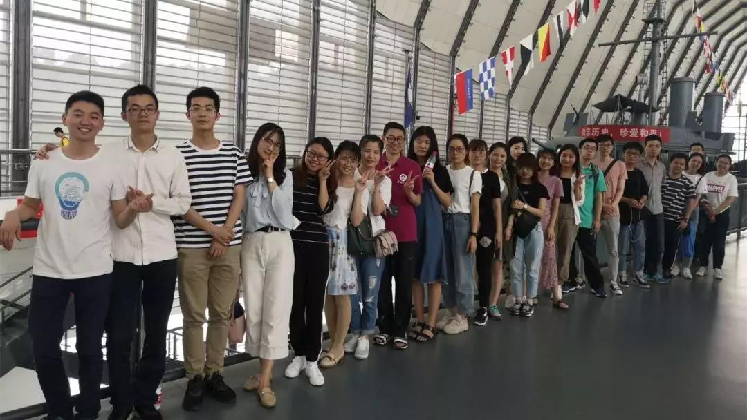 徐冶琼带领学生党员参观中山舰博物馆