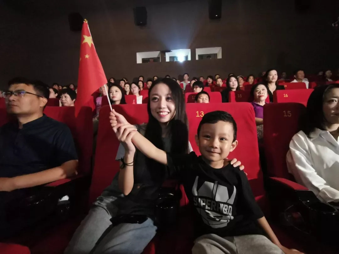 北京观众李傲的丈夫是中部战区空军某部军官,因为要保障国庆阅兵,无法陪同家人。她带着4岁的孩子到影院观看国庆阅兵直播。儿子目不转睛地盯着大银幕,觉得一定可以看见自己的爸爸。