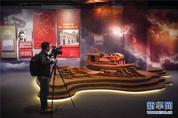 3月9日，一名记者在首都博物馆展厅内拍摄浙江嘉兴南湖红船模型。新华社记者 彭子洋 摄
