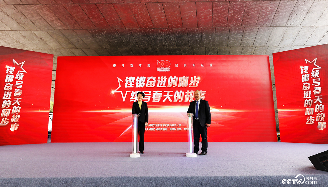 湖北省副省长肖菊华（左）、武汉大学校长窦贤康（右）共同云启动湖北分会场活动。
