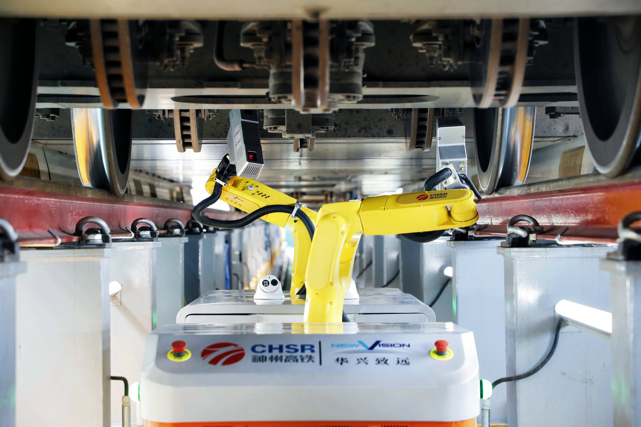 智能检测机器人实现了动车组一级检修作业由“人检”向“机检”作业模式的转变。（摄/徐辉）