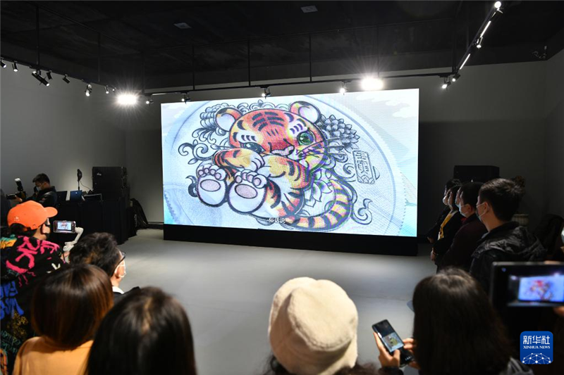 11月18日，与会者在北京举行的2022中国壬寅（虎）年金银纪念币品鉴会上观看纪念币宣传片。