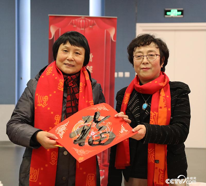 杨春燕（右）向职工代表赠送“福”字