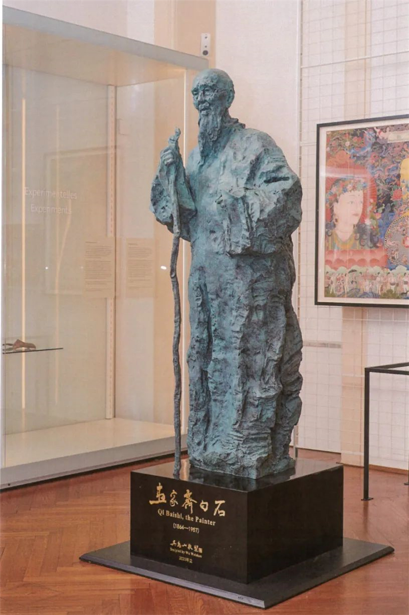 吴为山 画家齐白石 83x60x190cm 雕塑    青铜  维也纳世界博物馆藏