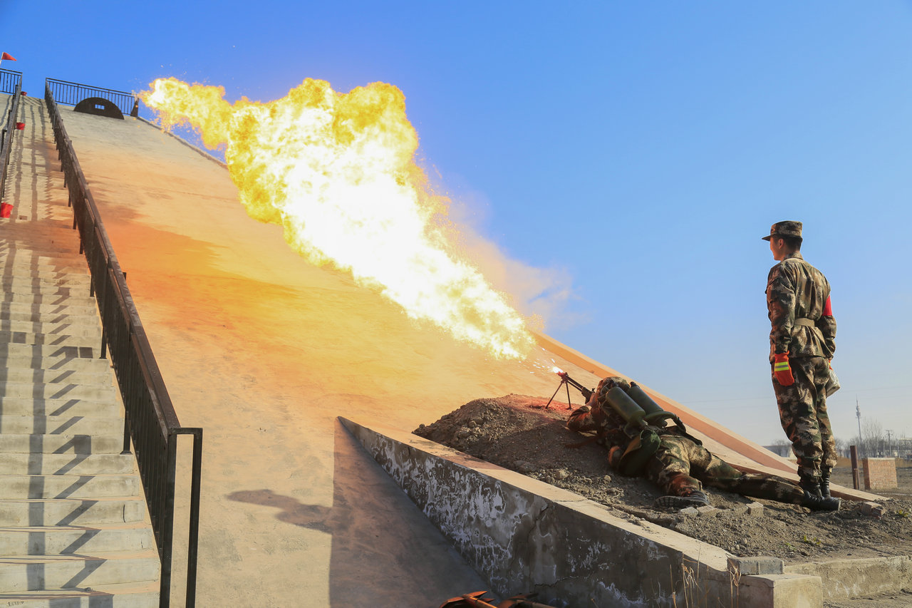 火龙出击直击武警官兵喷火器实喷训练