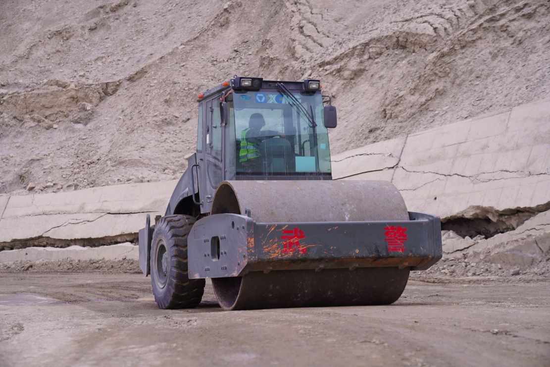 图为官兵利用压路机对路面进行平整