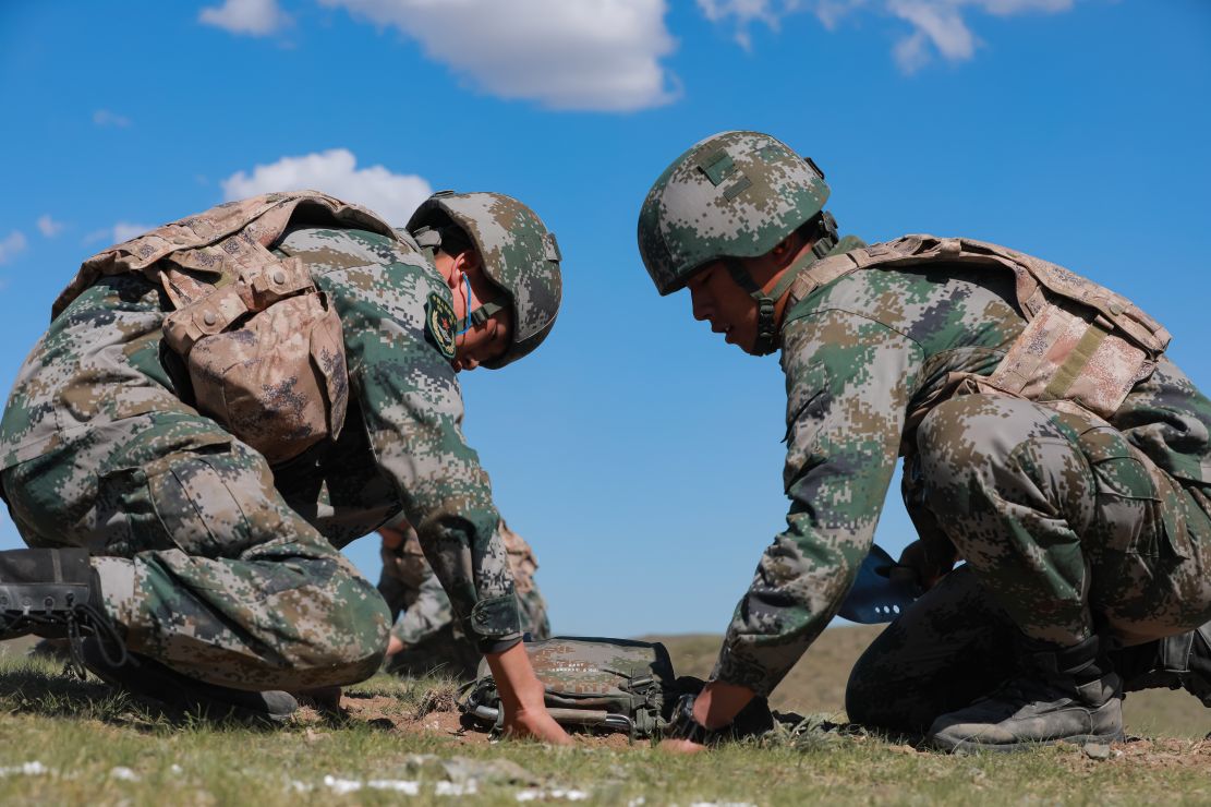 新疆军区某边防团组织迫击炮实弹射击考核