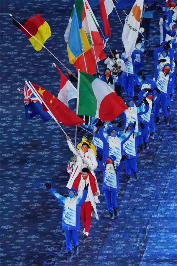 　2月20日晚，北京第二十四届冬季奥林匹克运动会闭幕式在国家体育场举行。中国代表团旗手徐梦桃与高亭宇在闭幕式上入场。王伟伟 摄
