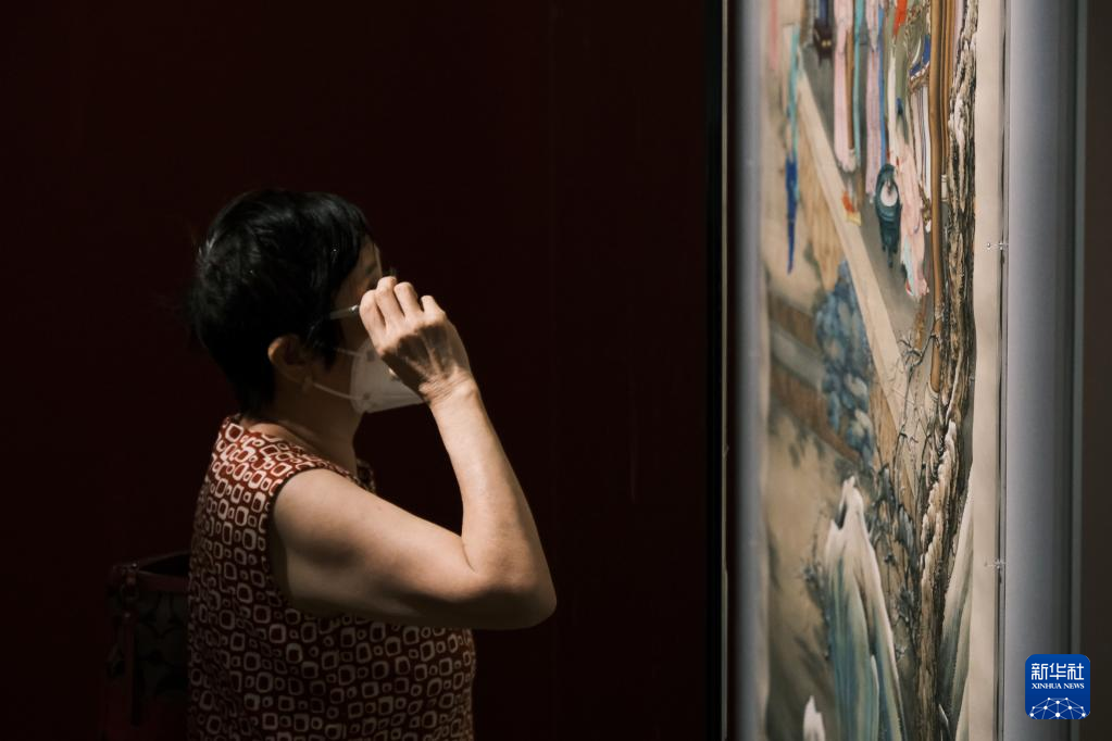 7月3日，参观者在香港故宫文化博物馆欣赏展品。新华社记者 王申 摄
