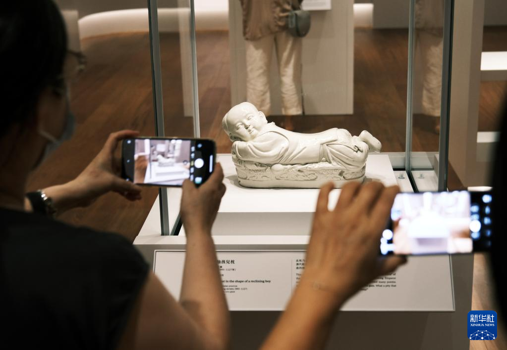 7月3日，参观者在香港故宫文化博物馆展厅内拍摄展品。新华社记者 王申 摄