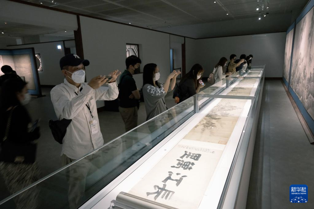7月3日，人们在香港故宫文化博物馆展厅内参观拍照。新华社记者 王申 摄
