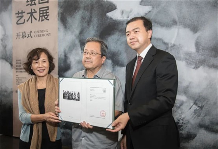 清华大学党委副书记向波涛为冯远夫妇颁发捐赠证书