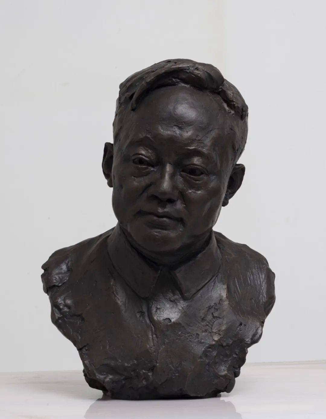 作家巴金像 谢尔盖·谢利哈诺夫  雕塑 47×32×23cm 1957年 中国美术馆藏 白俄罗斯