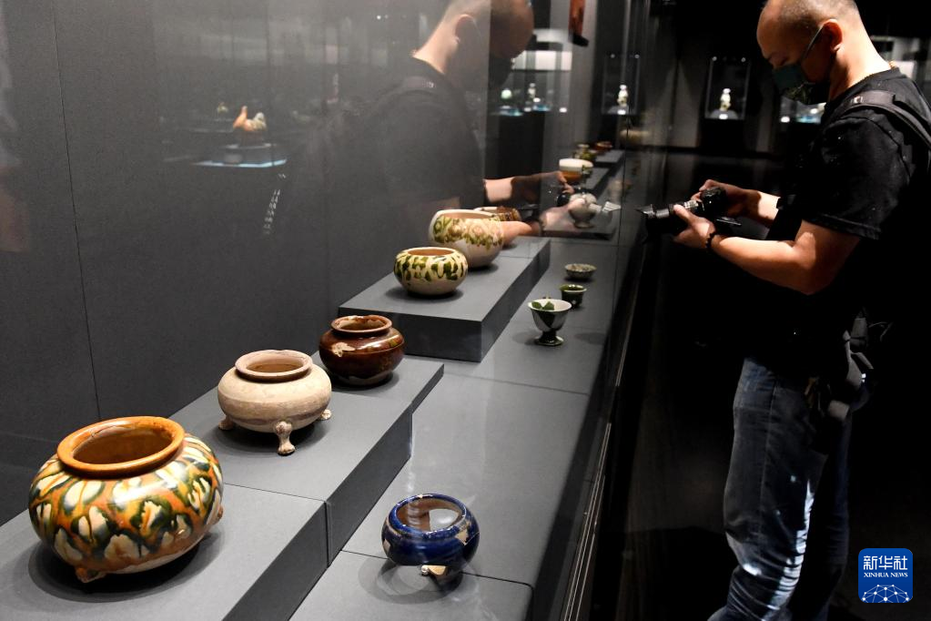8月30日，参观者在郑州大象陶瓷博物馆内拍摄展品。新华社记者 李安 摄