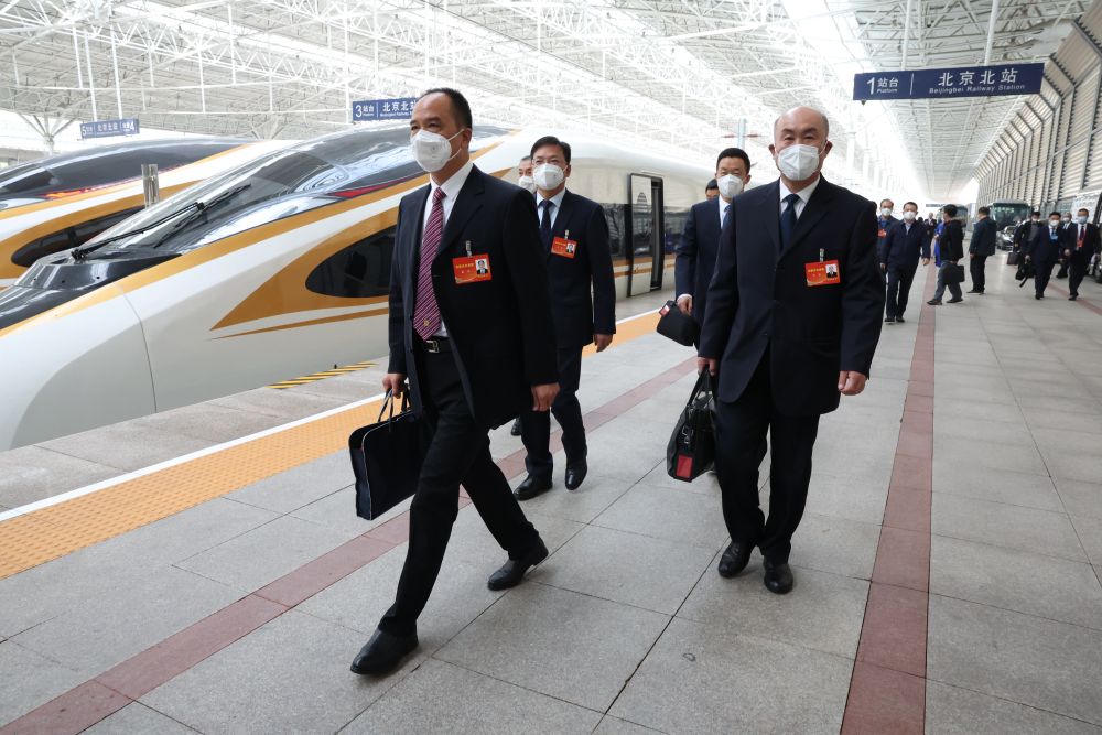 10月13日，来自内蒙古自治区的党的二十大代表乘高铁抵达北京北站。这是当日首个抵京的京外代表团。新华社记者 张玉薇 摄