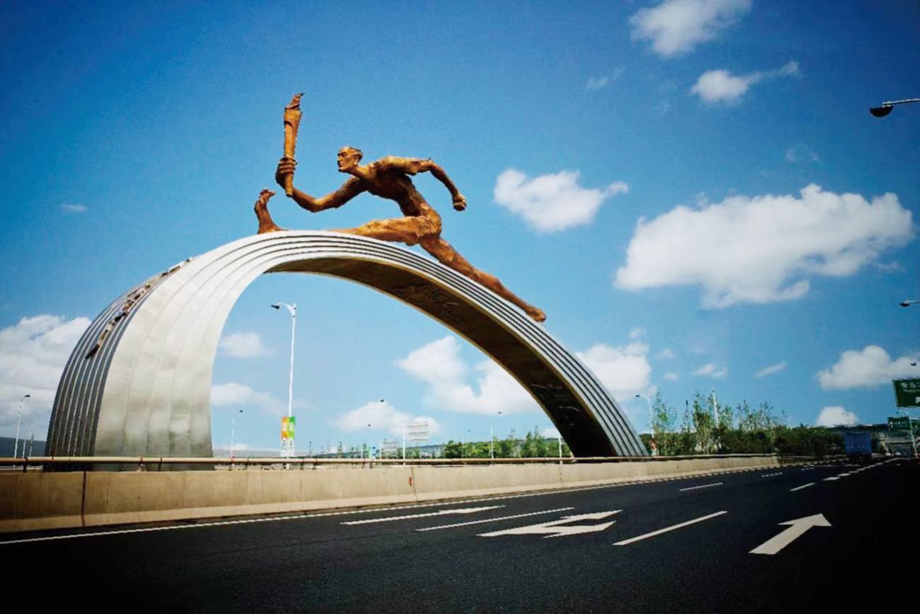 吴为山为南京青奥会创作的主题雕塑《跨越——火炬手》矗立在南京国际机场高速路主干道