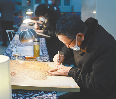 江苏扬州广陵古籍刻印社，国家级非物质文化遗产雕版印刷技艺传承人陈义时正在工作。