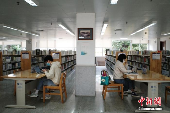 资料图：图为2022年市民在广东省立中山图书馆阅读学习。中新社记者 陈楚红 摄