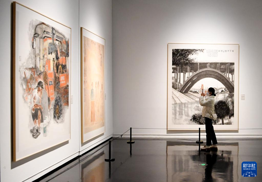 3月18日，参观者在“第五届全国中国画展览”上拍摄展出作品。
