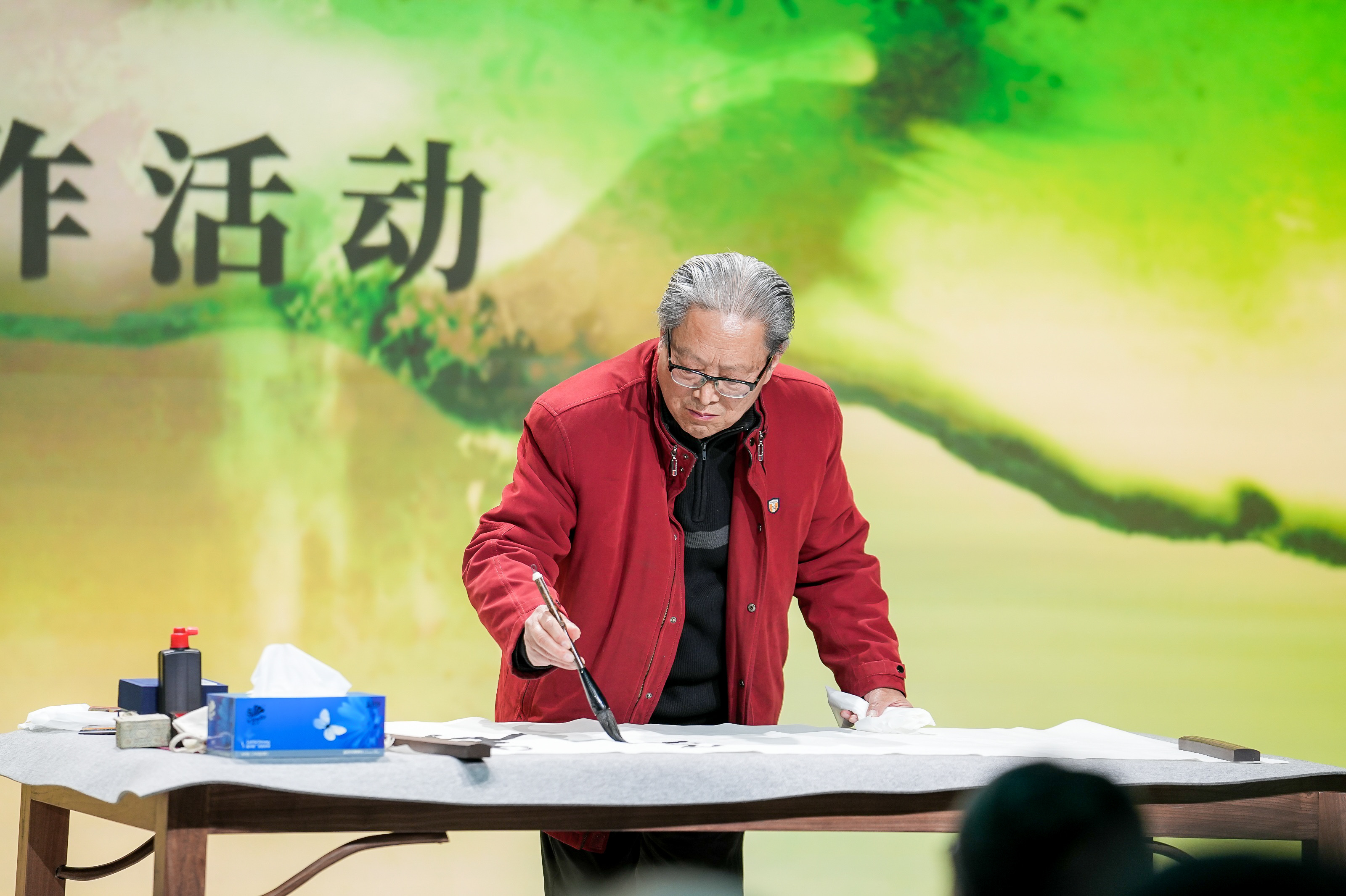 先生在现场即兴创作活动现场,上海老中青三代书画艺术家,以"春到浦江"
