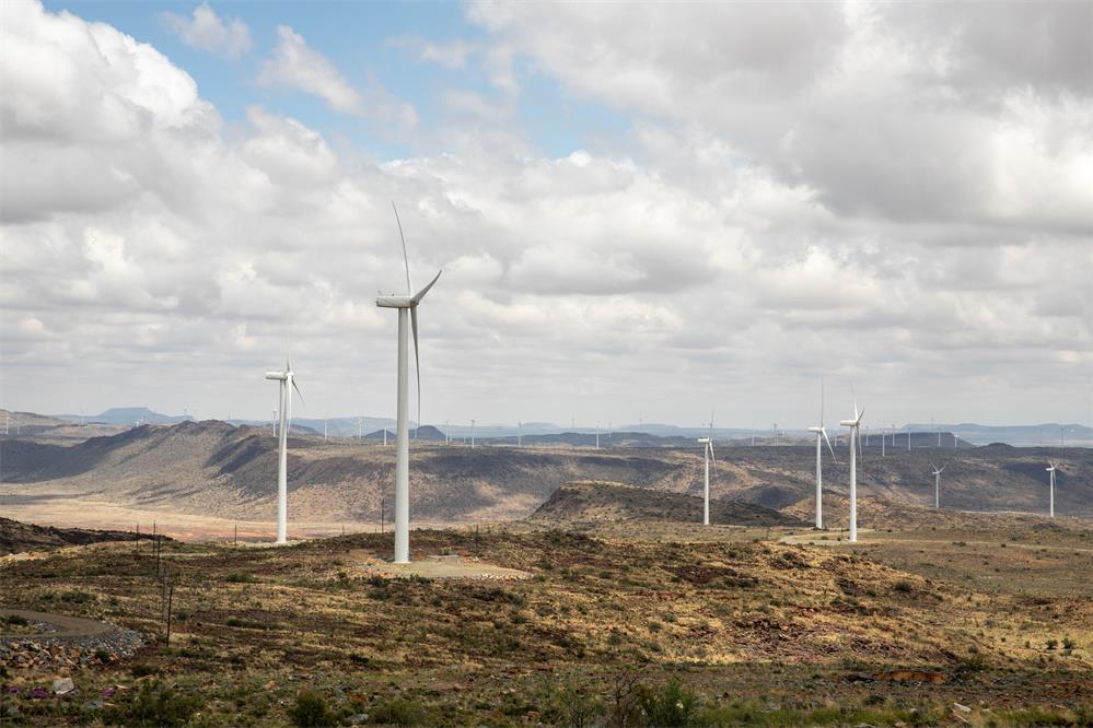 这是2021年11月22日在南非北开普省德阿镇拍摄的中国龙源电力集团南非公司运营的德阿尔风电项目风机。新华社记者 吕天然 摄