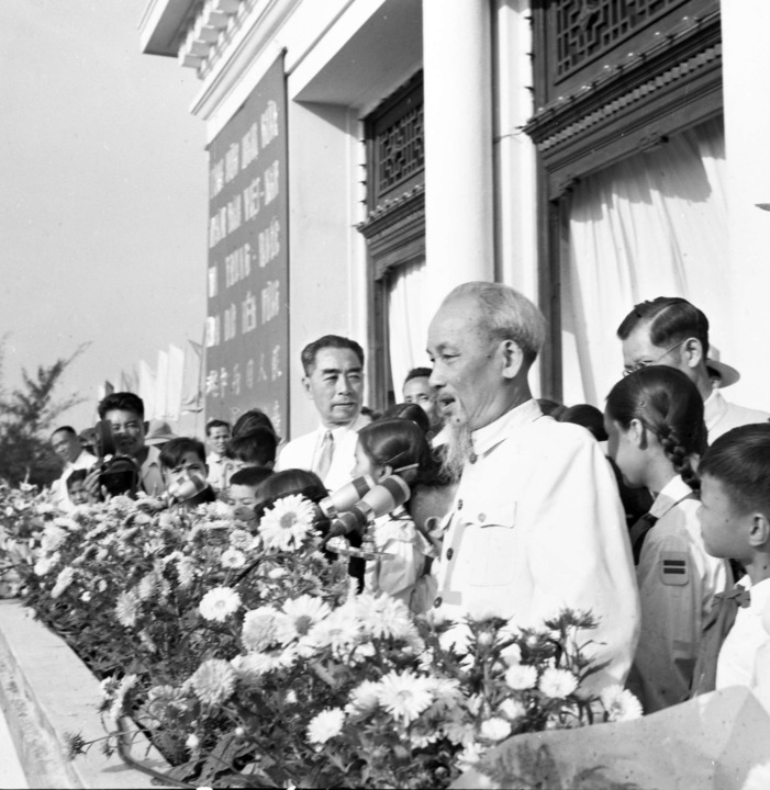 1960年5月13日，河内市八万市民举行盛大集会，欢迎周恩来总理。图为胡志明主席、周恩来总理在大会主席台上。