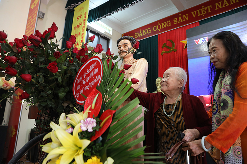   2018年9月30日，在越南河内市嘉林县骄骑乡，洪水将军亲属向其雕像献花。