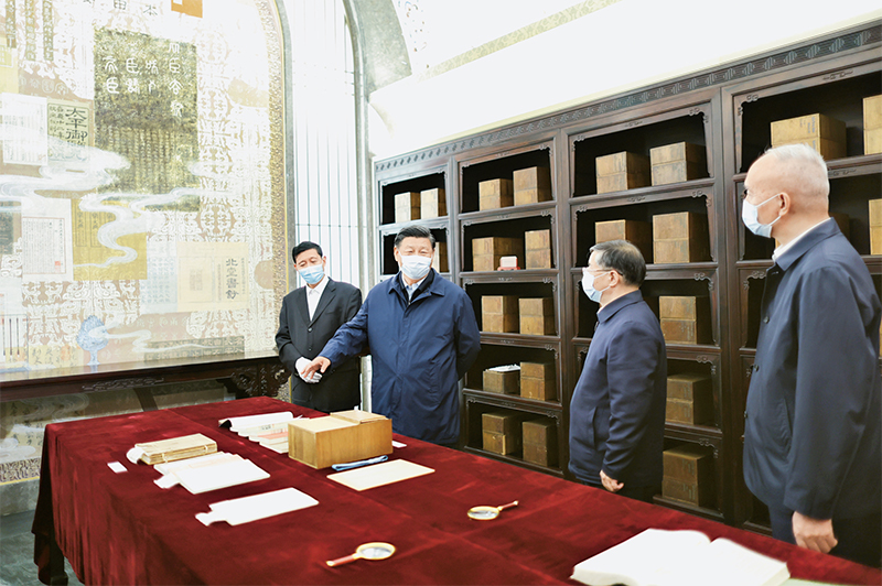 2023年6月1日，习近平总书记在中国国家版本馆考察时，在兰台洞库了解馆藏精品版本保存情况。