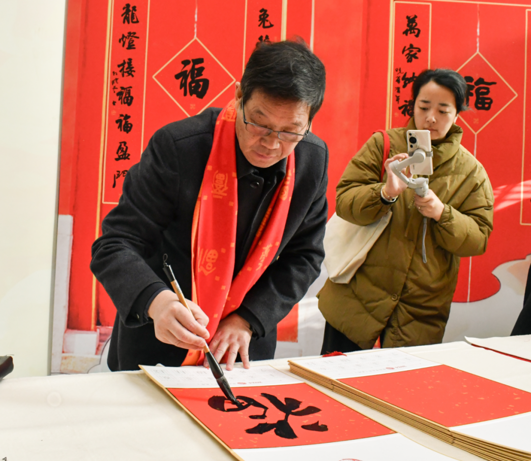 中国书法家协会理事、行书委员会副主任 王学岭 为职工群众写“福”字