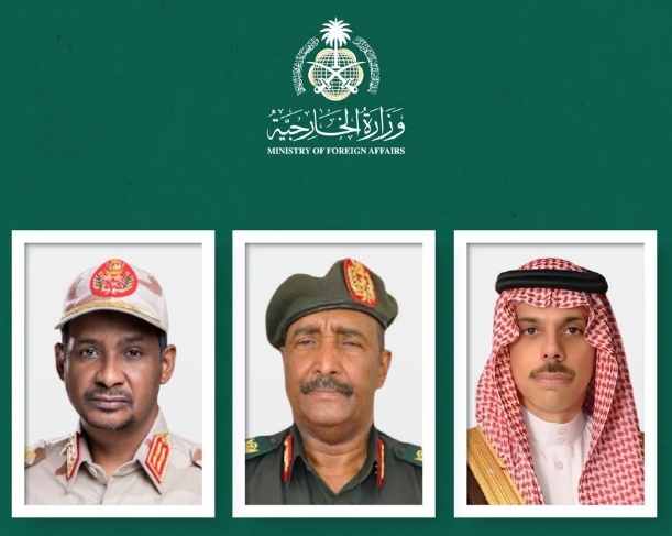 苏丹快速支援部队领导人达加洛（左）、苏丹主权委员会主席兼苏丹武装部队总司令布尔汉（中）、沙特外交大臣费萨尔（右）