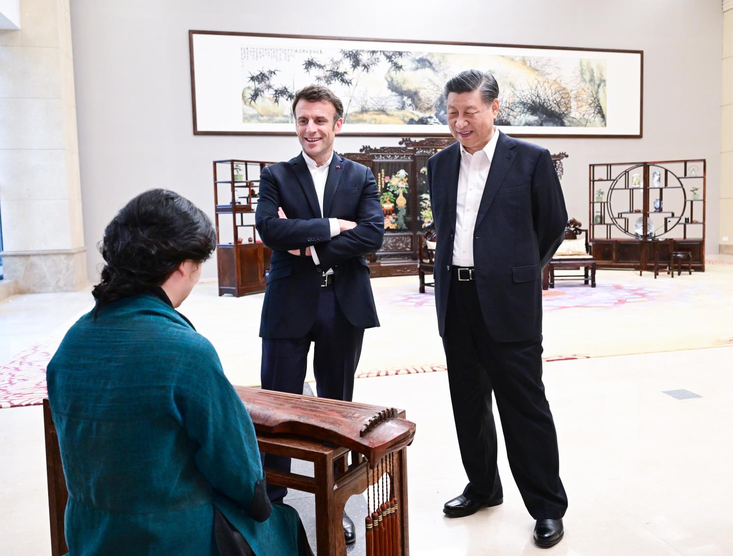 2023年4月7日，习近平主席在广东省广州市松园同法国总统马克龙举行非正式会晤。