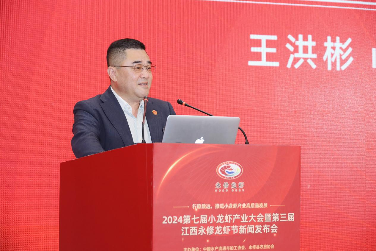 中国食文化研究会专职副会长王洪彬推介永修龙虾、永修香米（摄影：单袁）