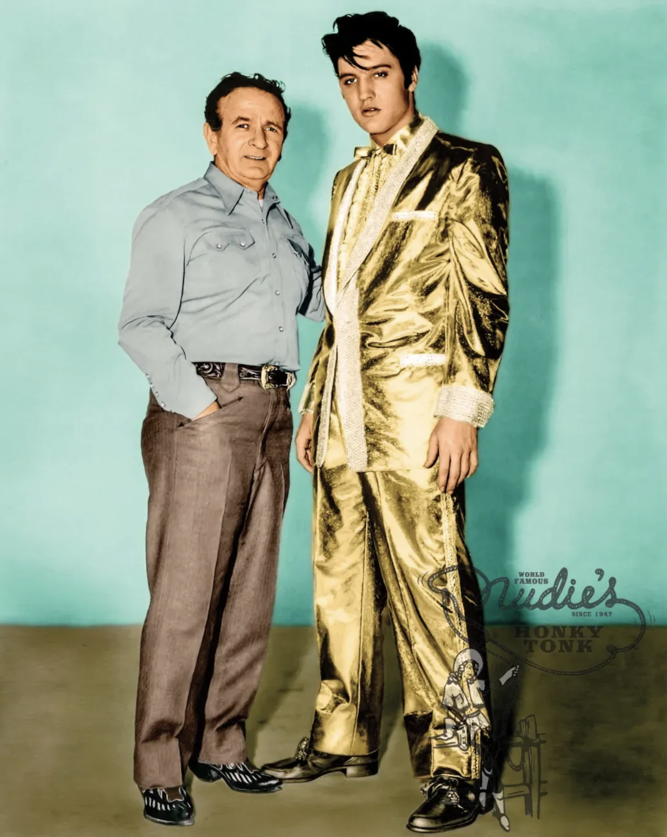 1957年设计师Nudie Cohn为“猫王”Elvis打造的华丽金西装造型