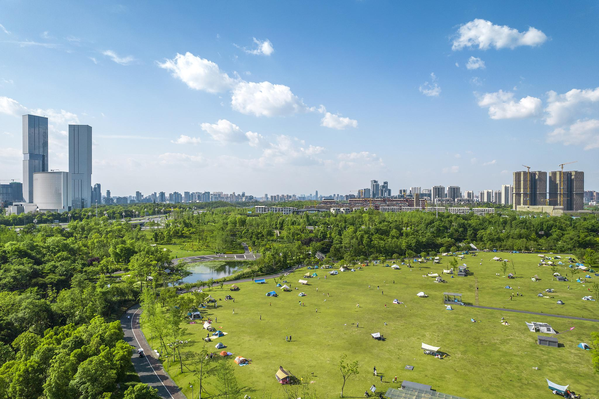 成都随处可见的公园露营