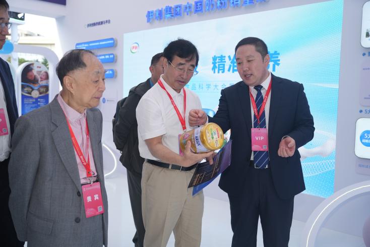 参会专家学者参观伊利展台，了解伊利研究成果和产品