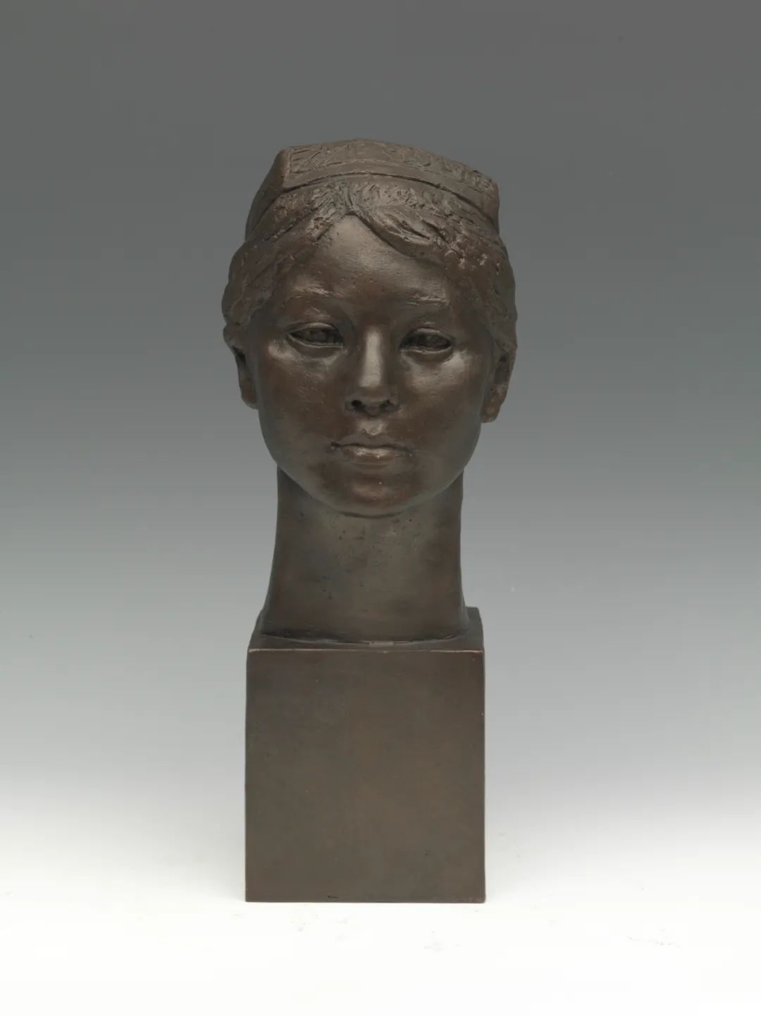 新疆女孩头像  王合内  雕塑  1978年  28×14×10cm  中国美术馆藏