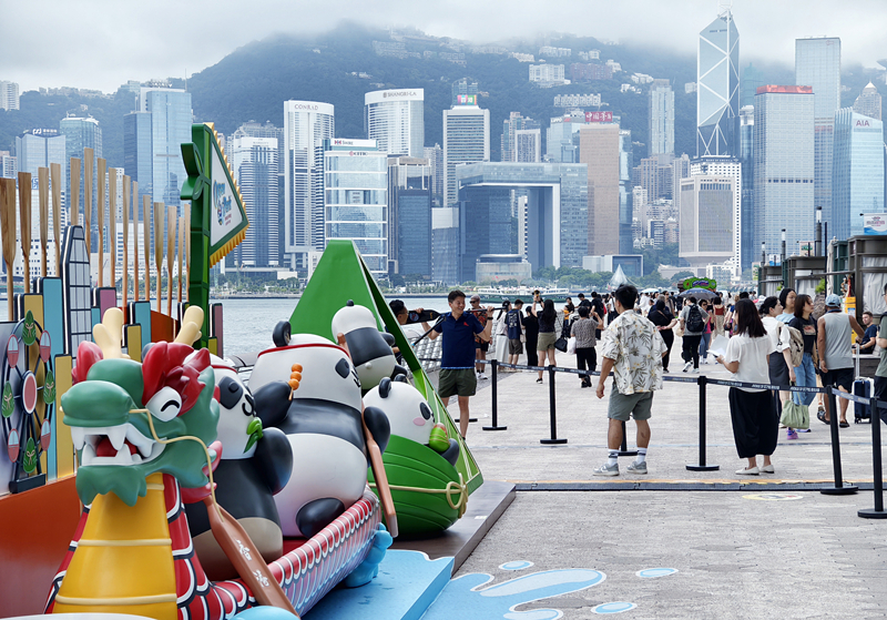 2025年6月2日，端午节假期持续，游客在香港尖沙咀星光大道一带观光游览。