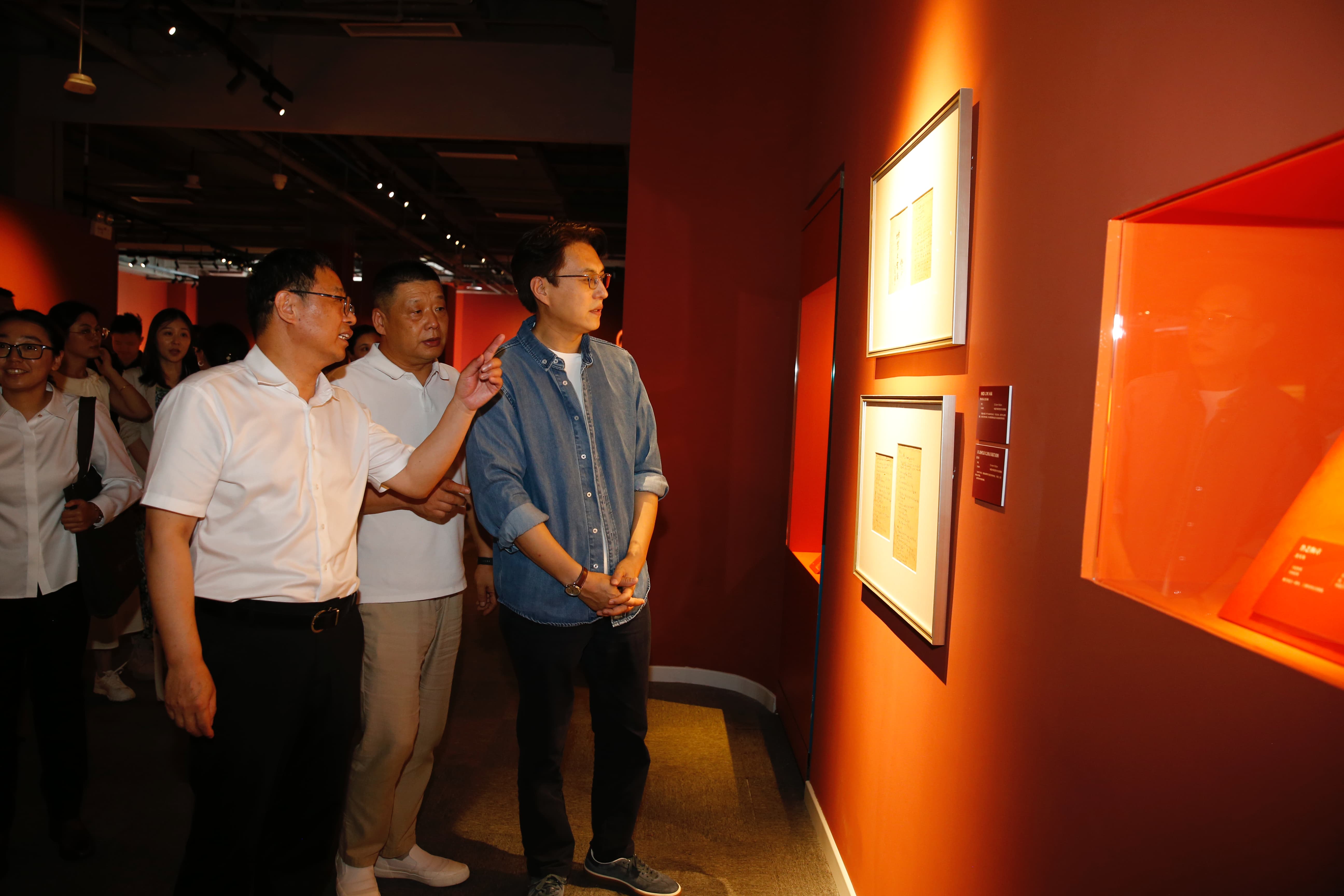 嘉宾参观展览